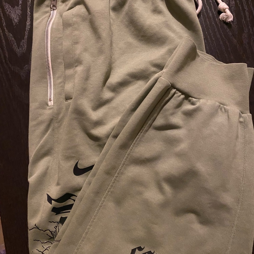 Nike Standard Issue Dri-FIT Joggers – Sage Green Graphic, Size 4XL (FN2994-386)